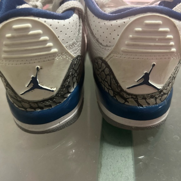 Toddler Jordan size 9 - Picture 2 of 3